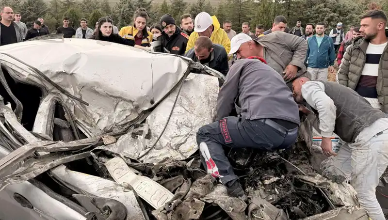 TIR ile Çarpışan Araç Kağıt Gibi Ezildi: Güvenlik ve Sorumluluk Üzerine Düşünceler