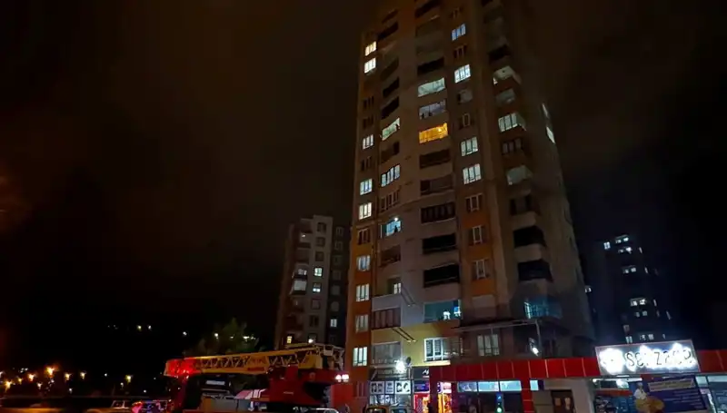 ** Apartmanın Çatısına Yıldırım Düşmesi: Doğanın Gücü ve Etkileri