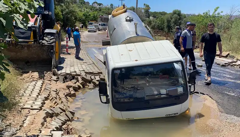 Bodrum'da Su Hattı Patladı: Tanker Çukuru Kapağı Altında Kaldı!